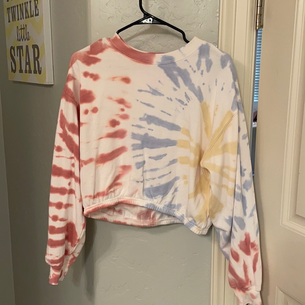 Tye dyed cropped sweatshirt gathers at waist